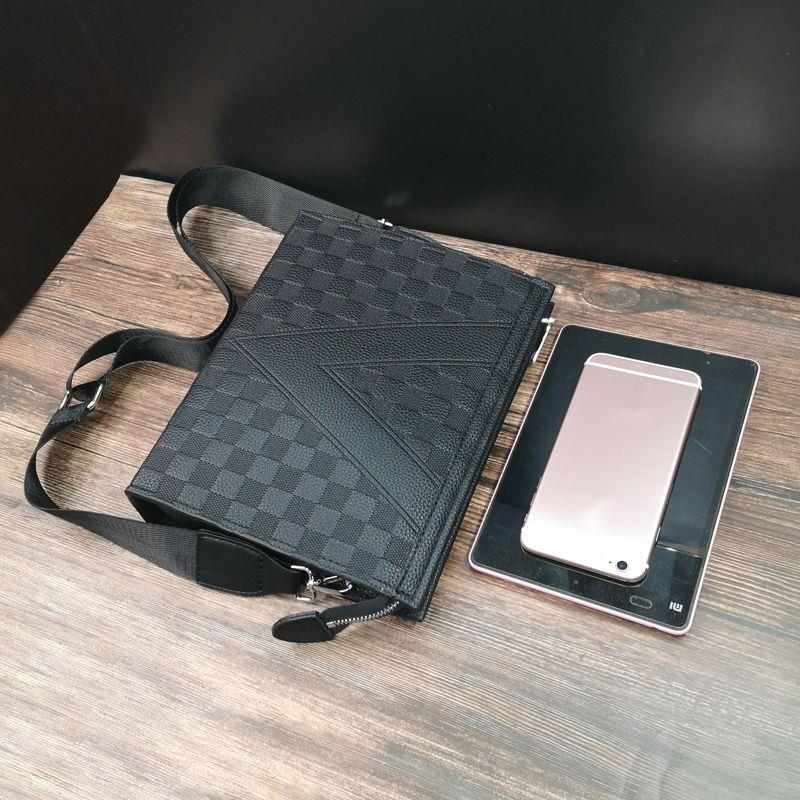 Handheld schouder reliëf kleine vierkante sociale geest jonge man 2024 nieuwe zachte lederen crossbody platte tas, herentas_voghion.com