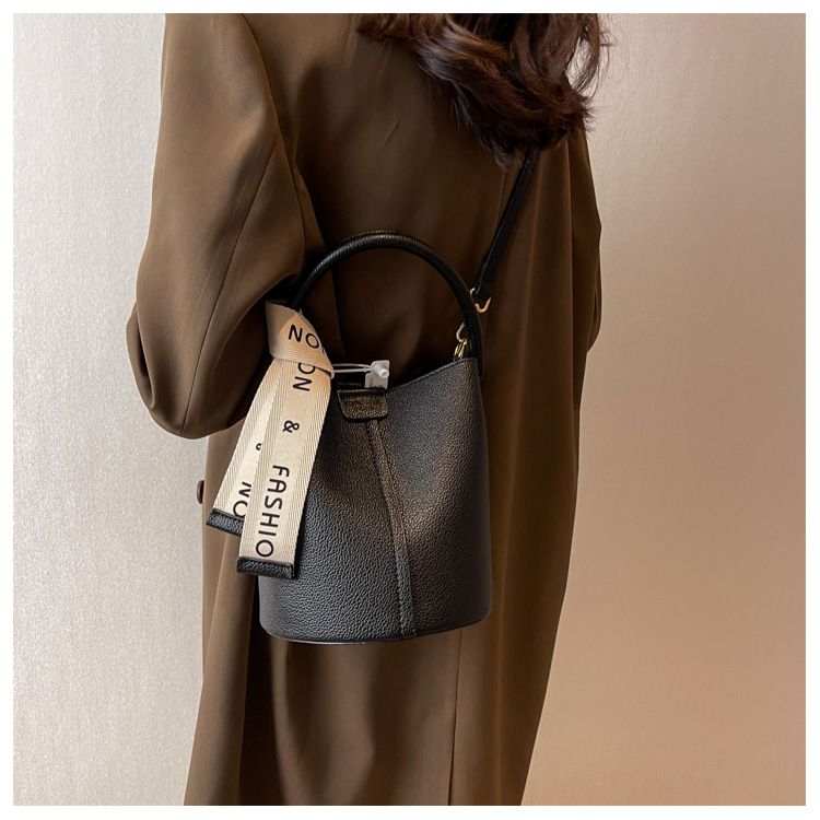 New portable bucket bag with niche design, women's color blocked crossbody bag with high aesthetic value, underarm shoulder bag_voghion.com
