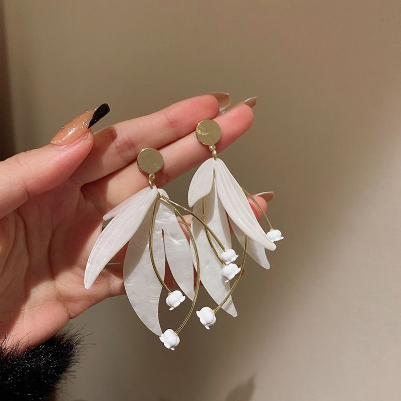 Orecchini con perle e diamanti in argento con frange a forma di fiore, orecchini di nicchia, temperamento atmosferico, orecchini di lusso leggeri e di alta gamma._voghion.com