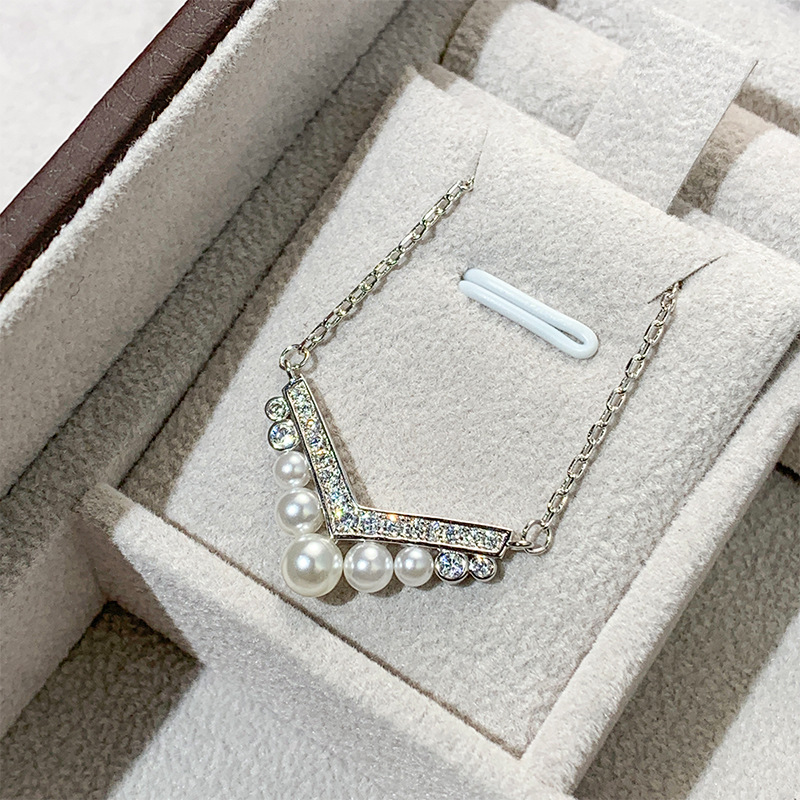 Designer Women's V Gold Josephine Crown Necklace Women's Egret V Crown Pearl Collar Chain Light Luxury Exquisite Necklace_voghion.com