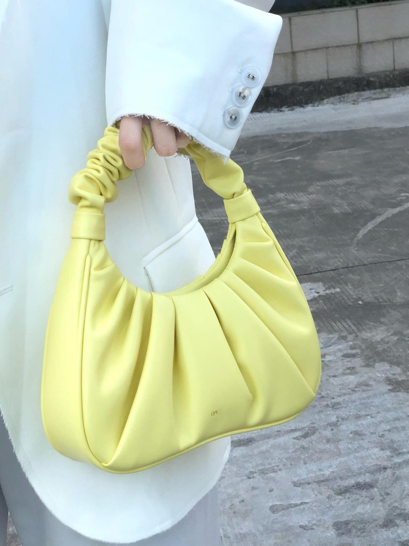 Mene tuulisiin paikkoihin, Liu Yifei. Saman tyylinen JW Cloud Bag, pehmeän nahkainen. Kädessä pidettävä kainalolaukku laskoksilla._voghion.com