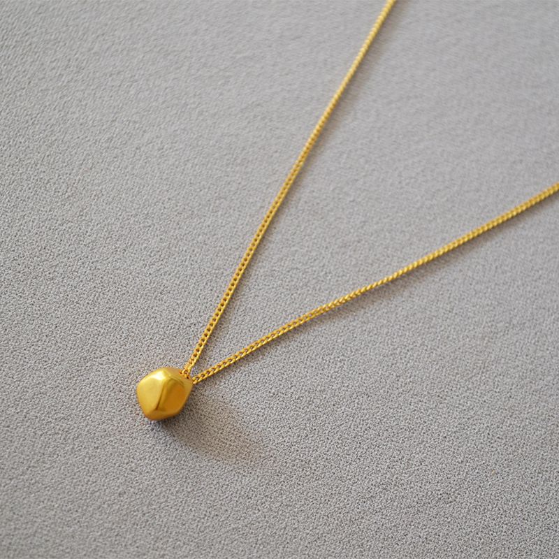 Collana con ciondolo in ottone placcato oro, semplice, elegante e versatile, con sfaccettature irregolari artistiche alla moda._voghion.com