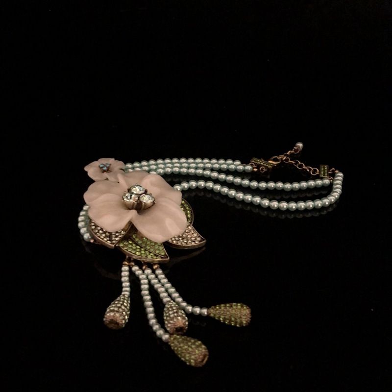 Medieval heavy industry Western style light green glass pearl studded with diamond flower necklace sweater chain earrings and ear clip set_voghion.com