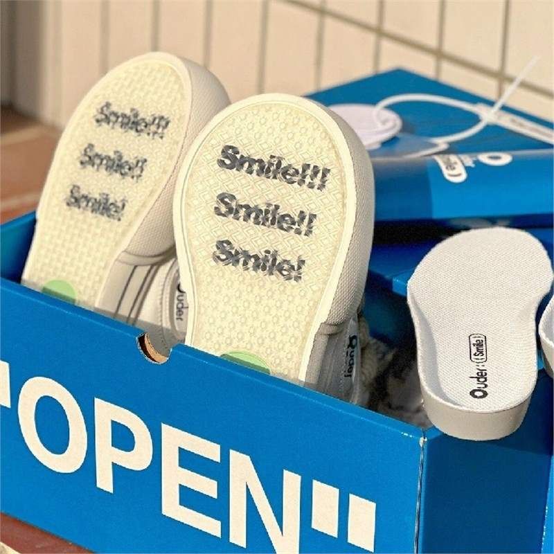 Bambina Brutta Sorridente Cervo Bianco Alluce Esterno Scarpe di Tela Carine Suola Spessa Coppia Sorriso Aperto Stesso Stile_voghion.com