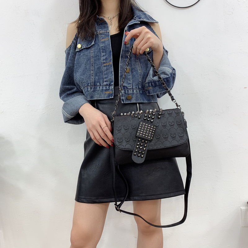 Borsa a tracolla gotica con borchie per donna – Borsa a tracolla con teschio nero in rilievo e tracolla a catena – Borsa vintage punk rock per l'uso quotidiano_voghion.com