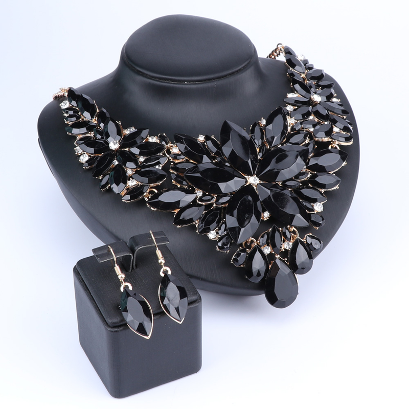 Set di gioielli eleganti da sposa con fiori di cristallo, collana, orecchini e spose per feste._voghion.com