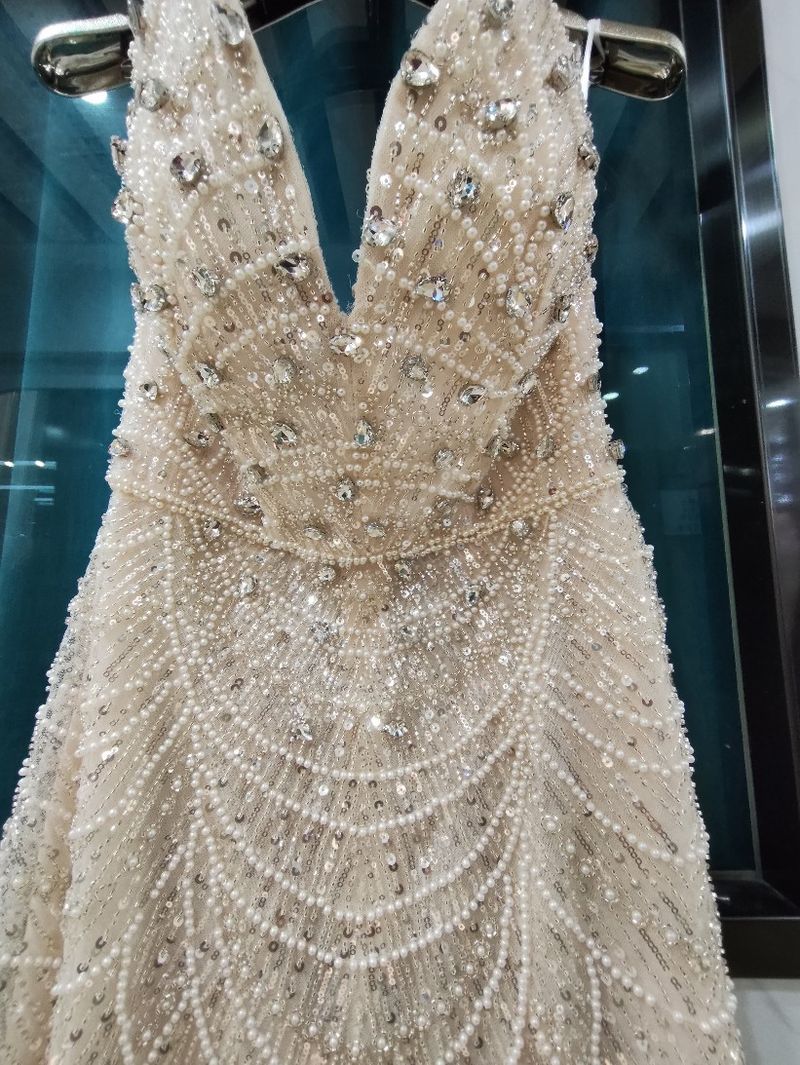 Luxuriöses, handgefertigtes Abendkleid mit Perlen, Federsaum und Pailletten im Bustier-Stil mit hohem Schlitz – Elegantes Abendkleid mit tiefem V-Ausschnitt für Bankette und Partys_voghion.com