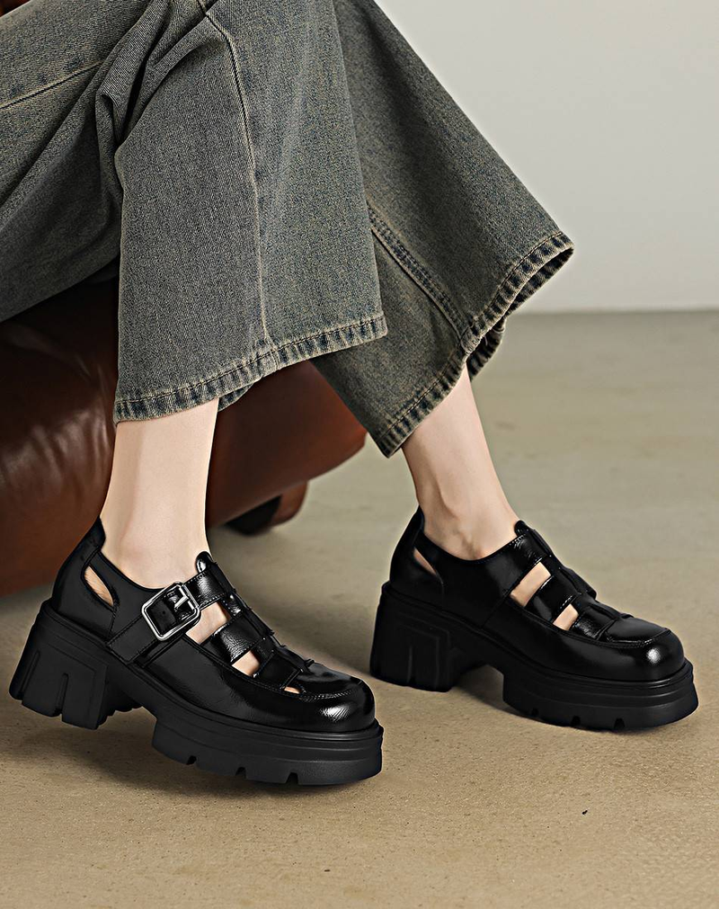 Ženske rimske sandale cameido s debelim potplatom. To su retro platformske šuplje sandale s prekrivenim prstima i pletenim dizajnom "svinjskog kaveza"._voghion.com