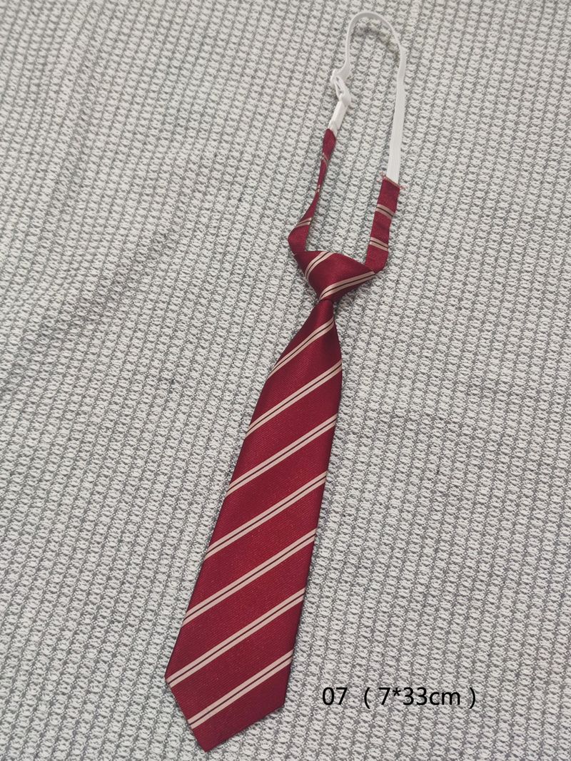 Collezione di cravatte senza nodo rosso vino, camicia a righe stile JK Academy, uniforme studentesca unisex, fotografia_voghion.com