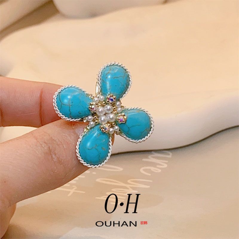 Spilla con perla turchese a quattro petali per donna, accessorio floreale vintage di alta gamma, di lusso e di nicchia_voghion.com