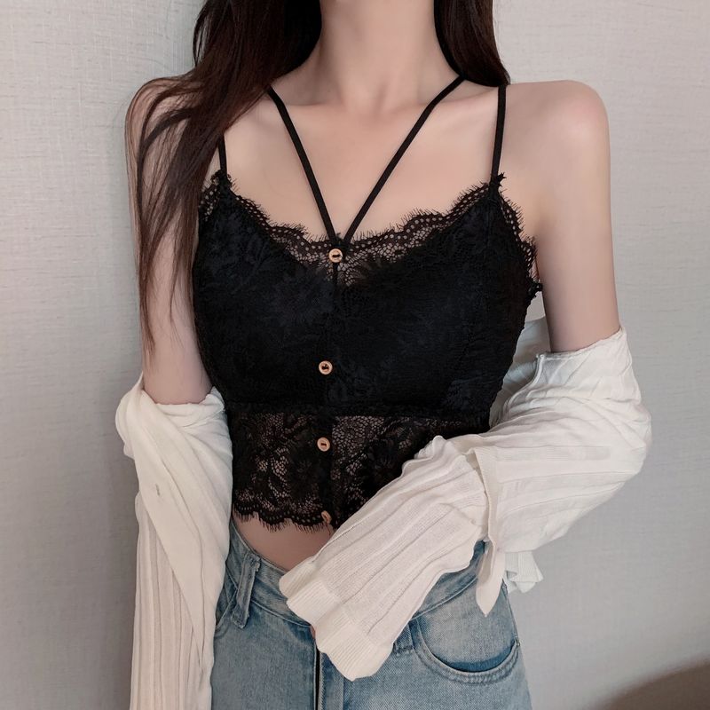 Bellissimo reggiseno interno in pizzo con canotta nera sul retro_voghion.com