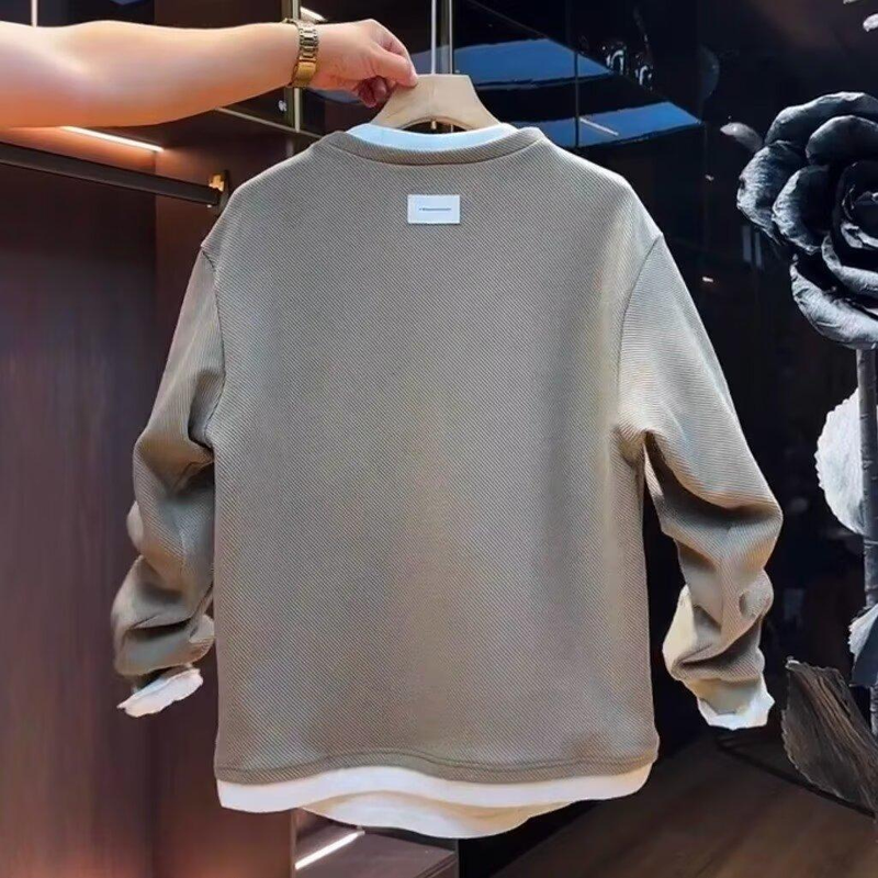 "Herren-T-Shirt mit Kontrastpanel und Lagenlook – Minimalistischer Rundhalspullover mit Farbblockierung (Schwarz/Khaki/Burgunderrot) – Unisex-Größen M-3XL"_voghion.com