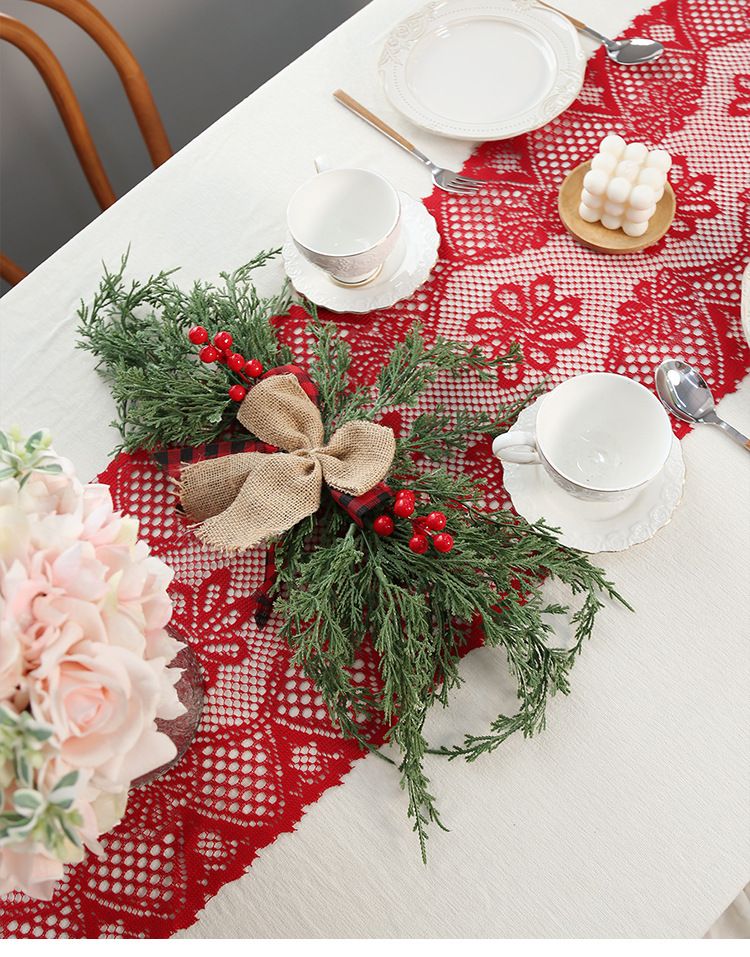 Runner da tavola natalizio con pizzo ricamato e nappe - Decorazione da tavola per feste e pranzi di Natale_voghion.com