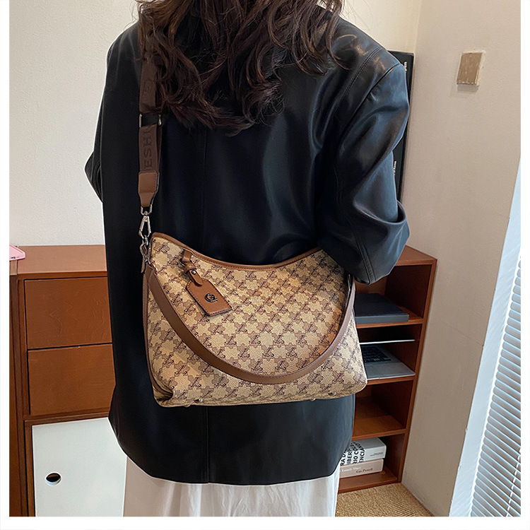 Bolsas de alta qualidade de grande capacidade para mulheres 2024 outono e inverno bolsas grandes populares versáteis letras impressas de um ombro bolsa quadrada pequena_voghion.com