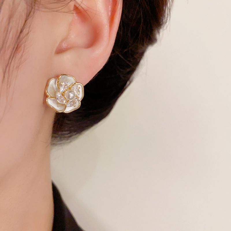 Orecchini eleganti, versatili e di alta qualità, con micro pavé di zirconi e perle di camelia, in argento, con ago_voghion.com