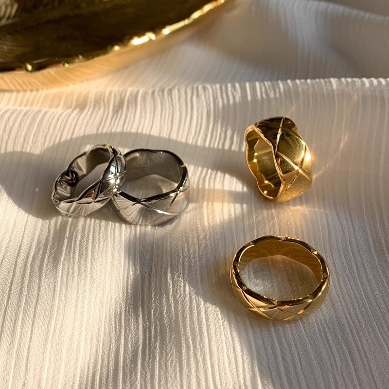 Non chiedere alla signorina alla moda, versatile, anello con diamanti impilabili, largo e stretto, classico_voghion.com
