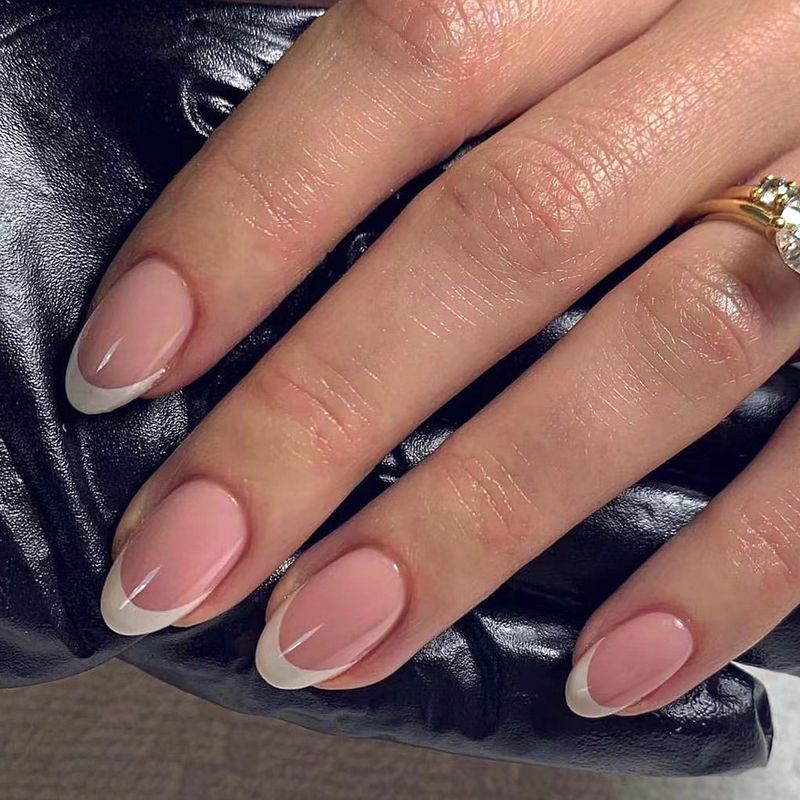 Klassischer französischer weißer Rand mit Aufnäher, spitze, kurze Nagelspitzen, Aufdrücknägel_voghion.com