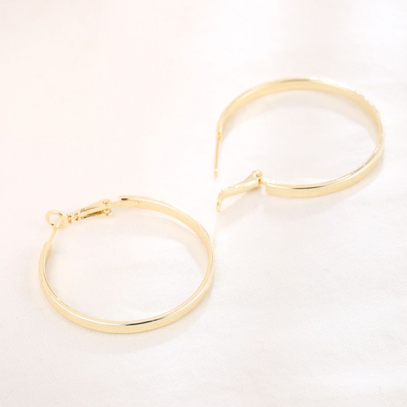 Orecchini piatti esagerati in metallo con cerchio liscio classico Silver Needle_voghion.com