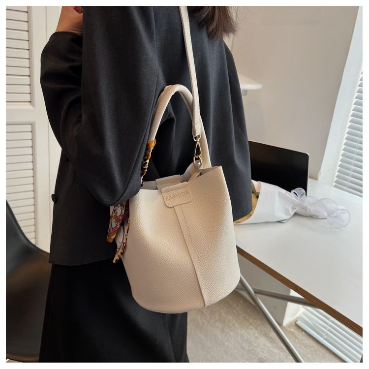 Neue Tasche für Damen, modischer und hochwertiger Seidenschal, einfache handgehaltene Eimertasche, Schultertasche, Umhängetasche_voghion.com