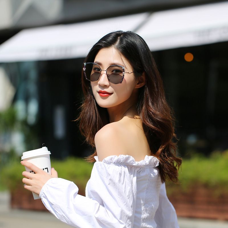 Nuovi occhiali da sole rotondi con montatura grande e resistente ai raggi UV, con diamanti intarsiati, stereo a farfalla, da donna, mostrano il viso, piccolo scatto di strada_voghion.com