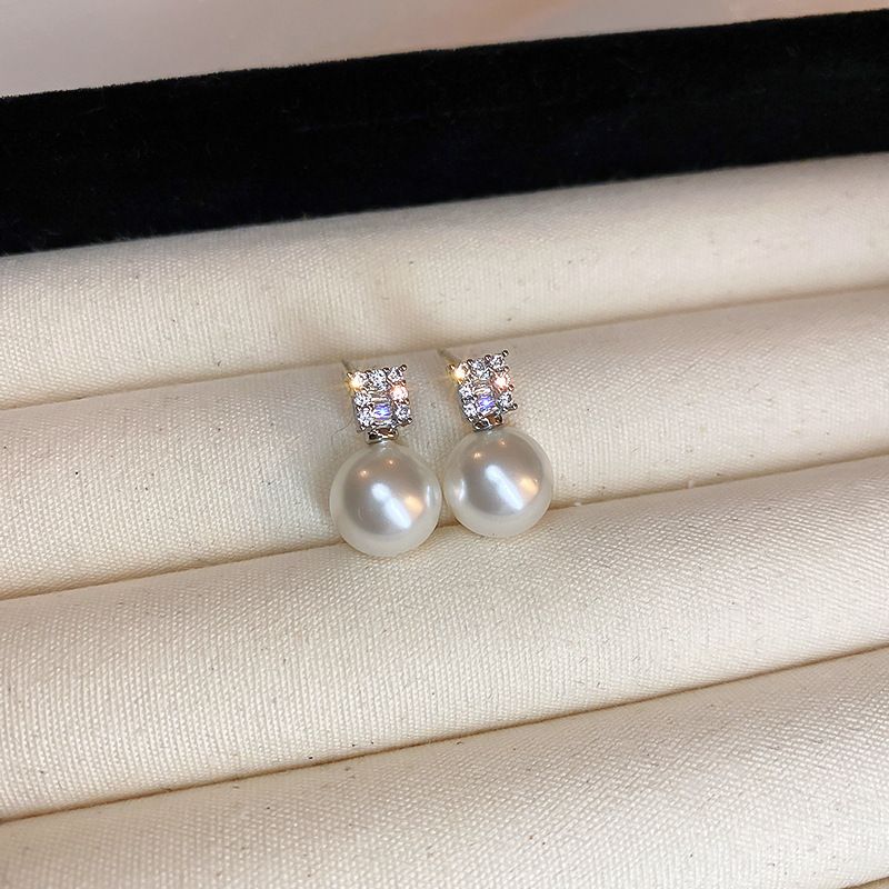 Orecchini di lusso francesi leggeri con perle di diamanti in vero oro placcato in argento e ago intarsiato, alla moda ed eleganti._voghion.com