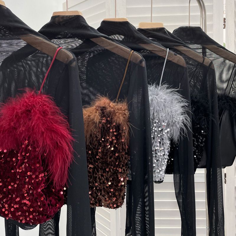 Completo due pezzi con canotta in pelliccia e paillettes + maglietta a maniche lunghe con collo alto e mezza maglia in prospettiva_voghion.com