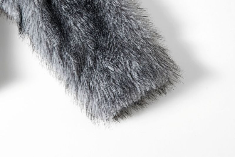 Luxuriöser Kunstpelzmantel mit breitem Revers – modische Winterjacke für Damen in mehreren Farben (Weiß, Grau, Schwarzweiß, Beige, Braun, Gestreift, Creme)_voghion.com