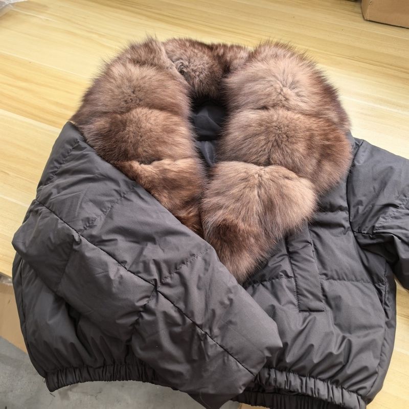 Piumino corto da donna con collo oversize in pelliccia di volpe - Cappotto invernale alla moda con piumino d'anatra bianca, pelliccia staccabile, vestibilità ampia, vari colori_voghion.com