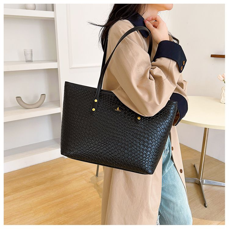 Borsa a mano tridimensionale unica di alta qualità 2023 autunno e inverno nuova borsa tote di grande capacità borsa sotto le ascelle con borsa a mano in stile straniero_voghion.com
