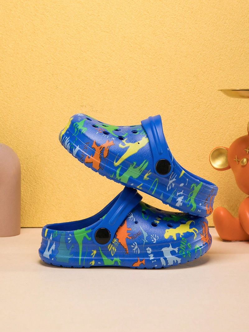 Un paio di scarpe da casa comode e alla moda per ragazzi, con stampa di dinosauri, adatte per l'estate._voghion.com