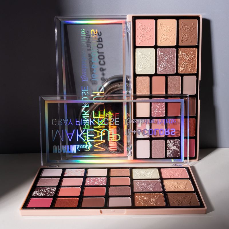 Paleta de maquillaje multifuncional todo en uno URATM: sombras de ojos mate y perladas, color de labios, rubor, contorno e iluminador para un look de belleza completo._voghion.com