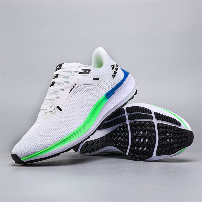 Oddychające buty do biegania wykonane z siateczki i wyposażone w miękkie, elastyczne wkładki zapewniają wygodę i wszechstronne dopasowanie_voghion.com