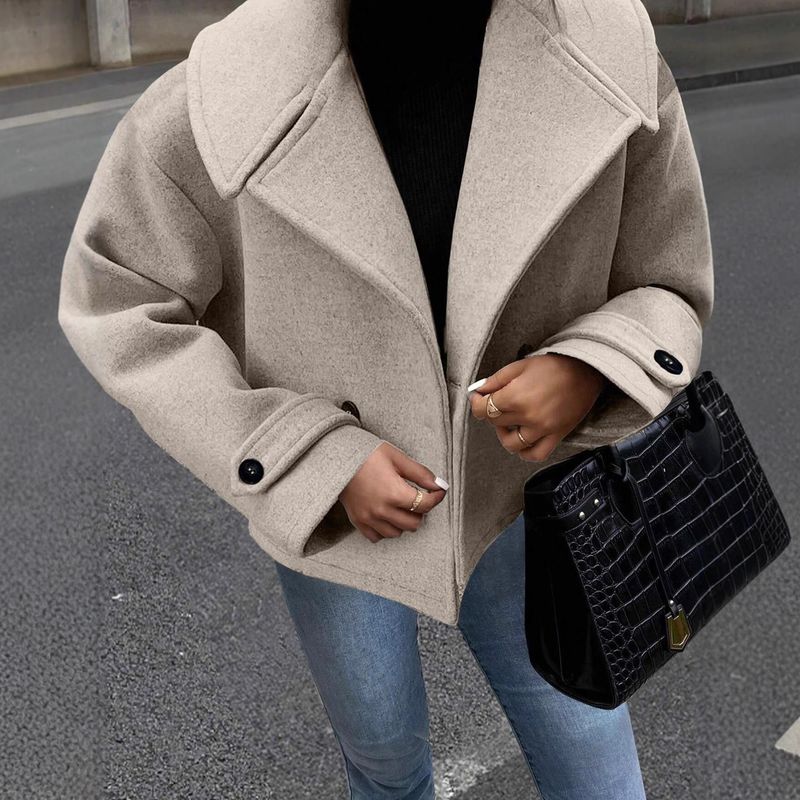 Eleganter kurzer Wollmantel mit breitem Revers und schwarzen Knopfakzenten – Stilvolle Herbstoberbekleidung für Damen_voghion.com