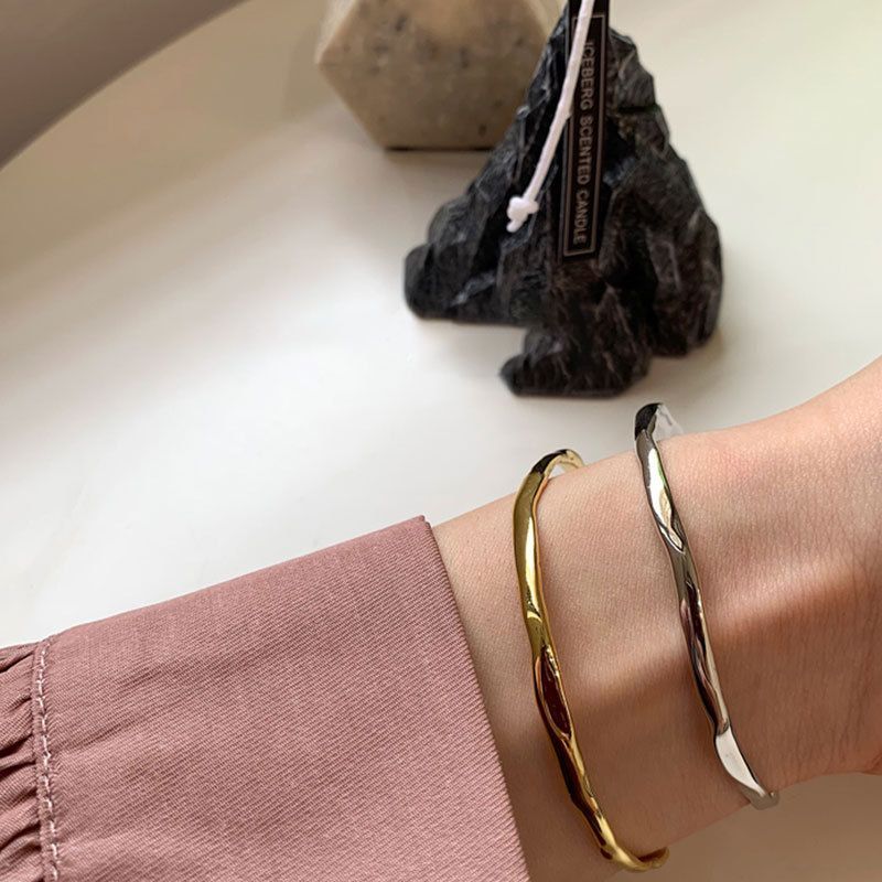 Bracelet Sterg Sier à texture concave irrégulière pour femme, avec lumière froide et élégante, effet rebondissant et style plat_voghion.com