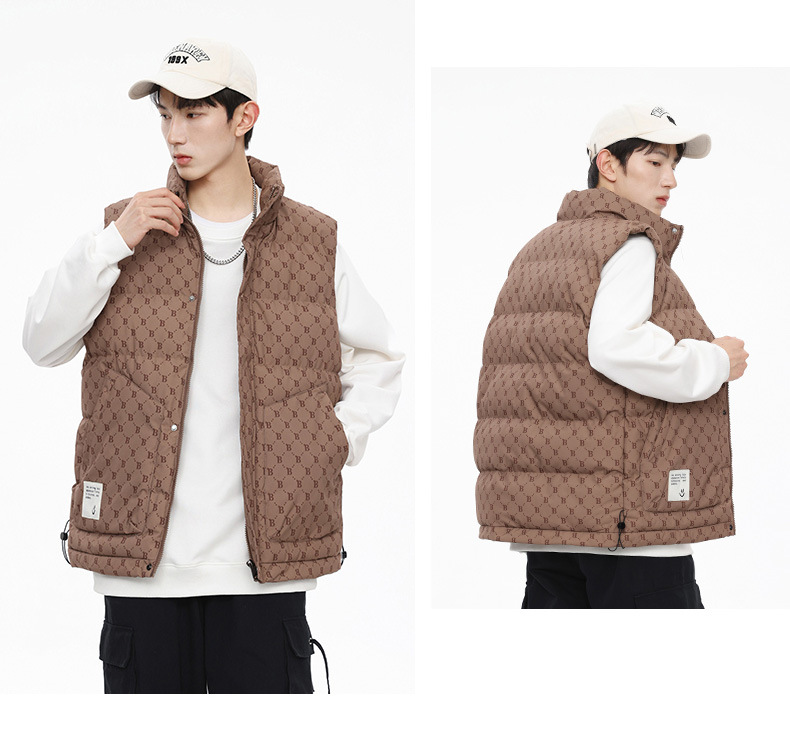 Damenmode-Paar trägt ärmellose Weste, lockere Außenkleidung, Modemarke und warmen Baumwollmantel_voghion.com