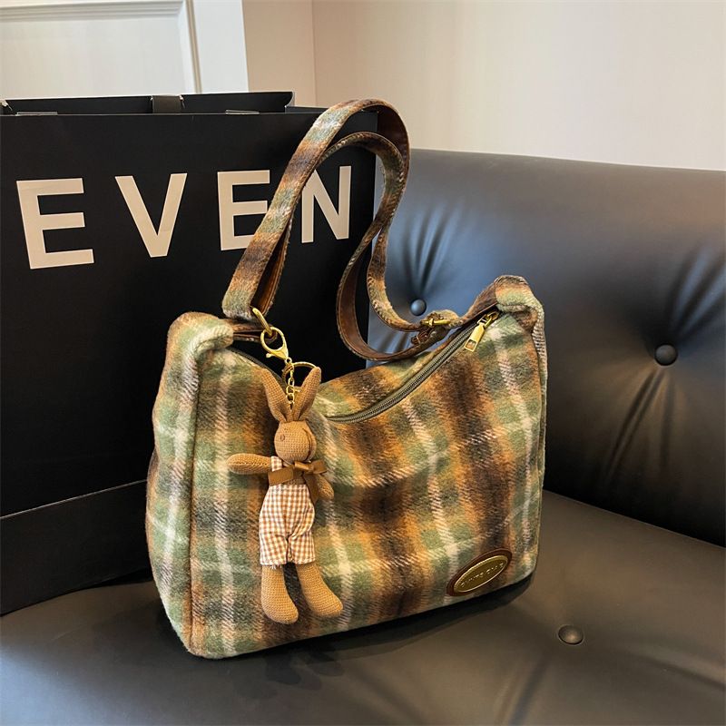 Nuova borsa a tracolla in stile americano per donna, borsa a tracolla in lana scozzese autunnale e invernale, zaino per ragazze alla moda di nicchia_voghion.com