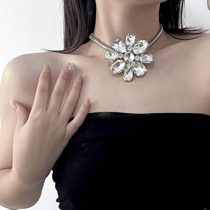 New Exaggerated Oversized Crystal Flower Collar With Retro Temperament High-end Personalized Collar Choker Chain For Women Lady_voghion.com