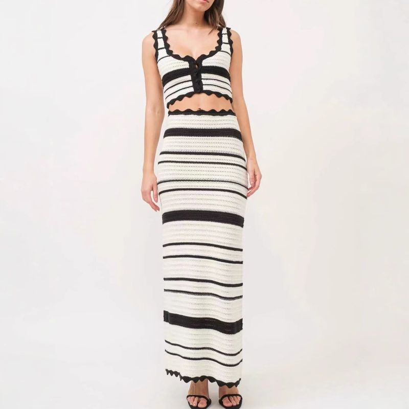 Completo due pezzi da donna con canotta a righe in maglia e gonna color block a vita alta_voghion.com