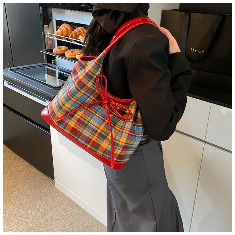 Borsa a tracolla grande ed elegante con tracolla staccabile, borsa a mano spaziosa per lavoro e viaggio, con motivo a quadri a blocchi di colore, per donna_voghion.com