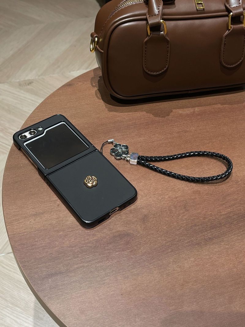 Retro applicable leather Camellia galaxy zflip3/4 mobile phone case Samsung 5 generation folding protective case bracelet_voghion.com