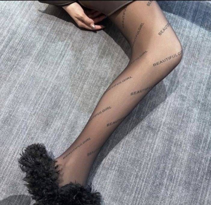 Rajstopy termiczne z flokowanymi serduszkami i kropkami – czarne, prześwitujące legginsy „Barely There” na zimę_voghion.com