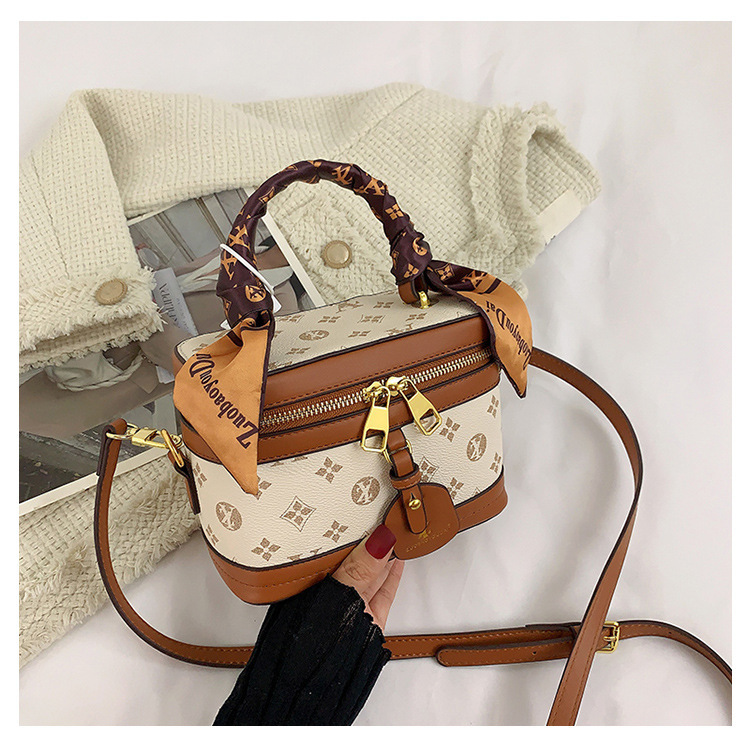 High-end female 2023 new fashion presbyopic box all-match portable shoulder Messenger cosmetic bag trend_voghion.com
