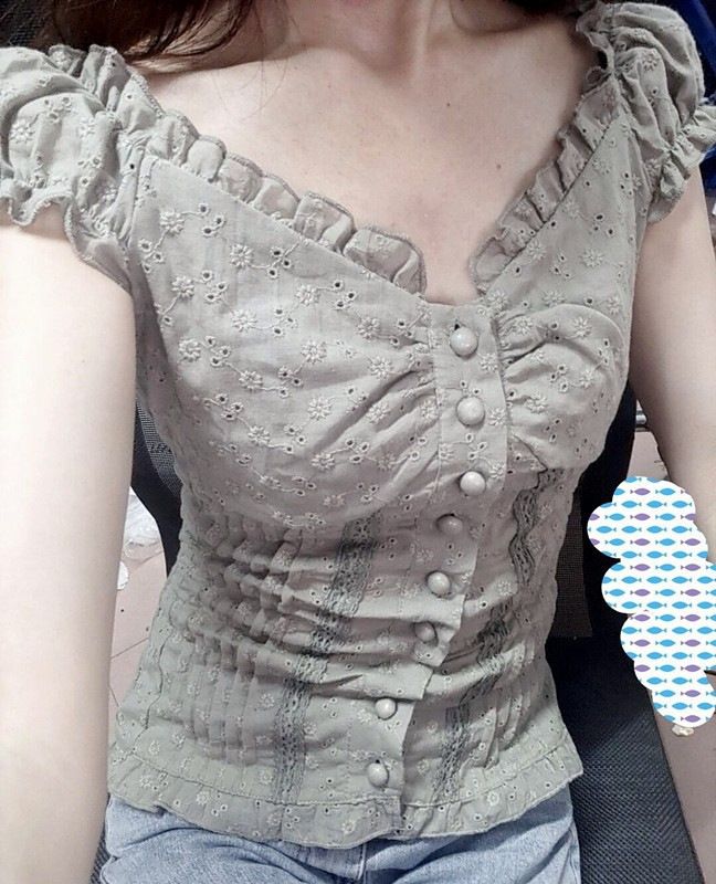 Damenbekleidung Plissierte schulterfreie Strumpfhose mit tiefem Ausschnitt und Knopfleiste aus Spitze_voghion.com