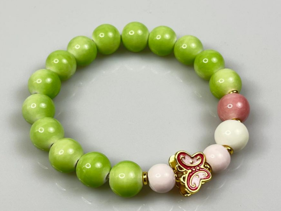 Handgefertigte Keramikarmbänder aus Jingdezhen: Von Kunsthandwerkern mit glasierten Perlen und Miniaturschnitzereien für den täglichen Gebrauch und zum Verschenken gefertigt, strahlen sie Raffinesse aus._voghion.com