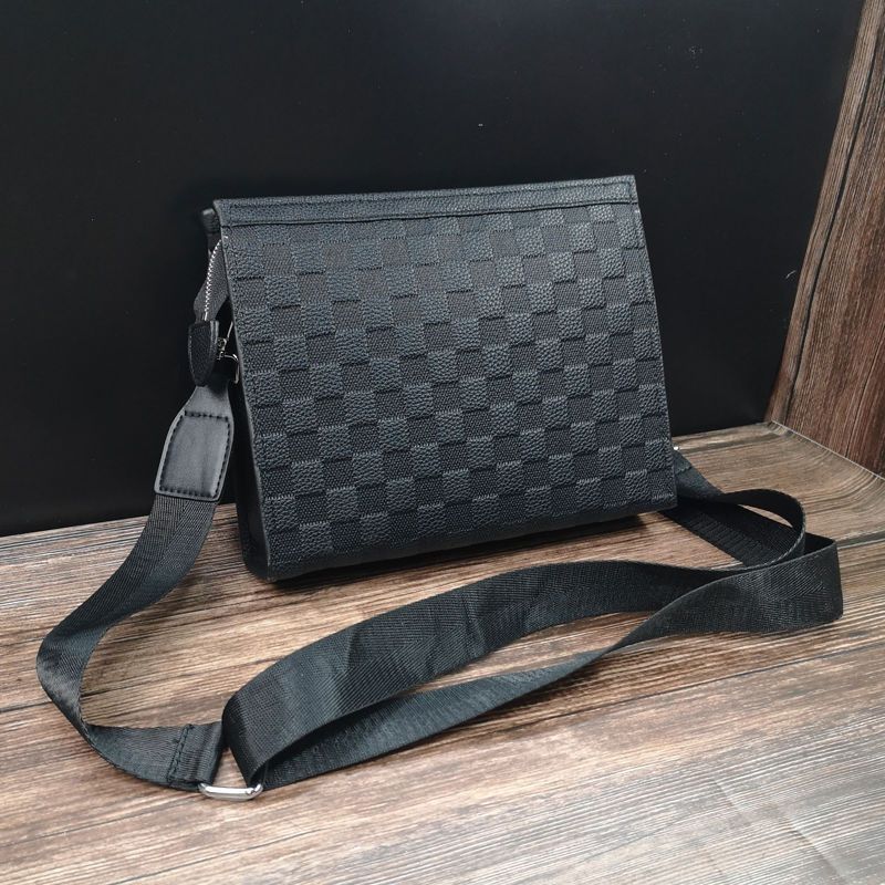 Handheld schouder reliëf kleine vierkante sociale geest jonge man 2024 nieuwe zachte lederen crossbody platte tas, herentas_voghion.com