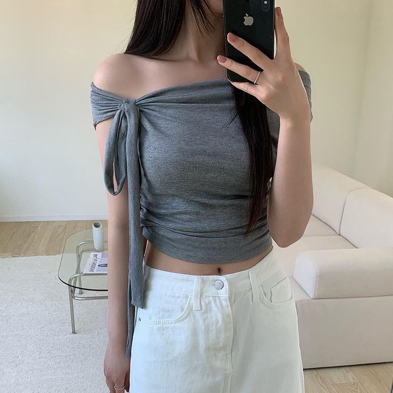 Top in maglia irregolare con nastro annodato dal design personalizzato per donna con scollo a spalle scoperte, maglietta estiva slim fit tinta unita di base_voghion.com
