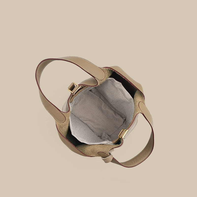 Sac seau en cuir de vache contrasté, élégant et polyvalent, idéal pour le bureau ou pour un usage quotidien. Sac à main de luxe._voghion.com