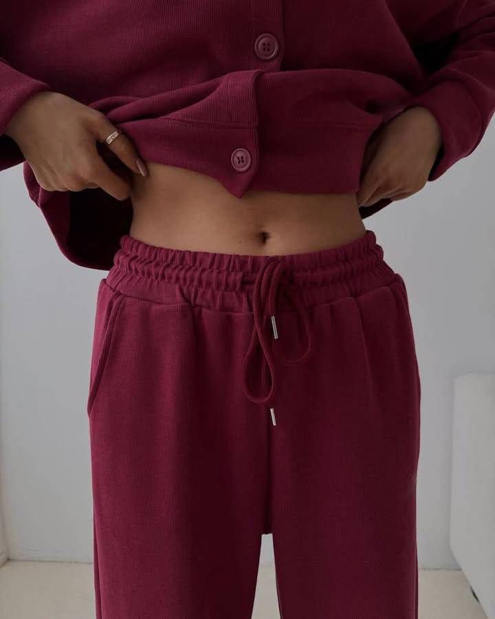 "Tuta da donna corta con scollo rotondo, pullover slim fit e pantaloni affusolati, streetwear leggero (marrone/grigio/bianco/nero/rosso)"_voghion.com
