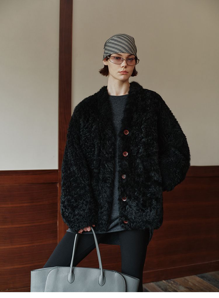 Damen-Kunstpelzmantel mit natürlichen Locken – gemütlicher V-Ausschnitt, offener Cardigan-Stil, toskanisch inspirierte Kunst-Shearling-Jacke_voghion.com