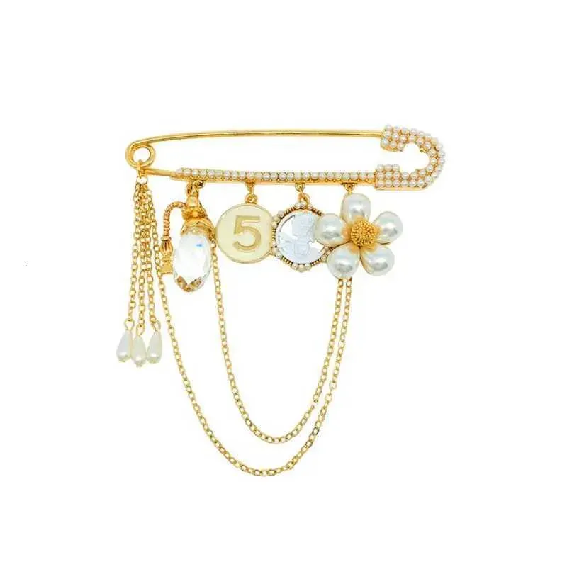 Vintage Brooch Accessory With Pearl Rhinestone Mink Fur Badge Pin Buckle For Autumn And Winter Clothing Corsage Y250809_voghion.com